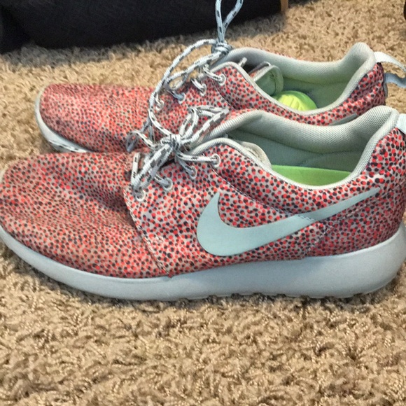 Nike Shoes - Women’s Nike Roshe